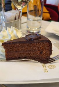 La torta più buona del mondo consumata nel luogo in cui è nata, credo che non riuscirò mai più a mangiare una Sacher fuori da Vienna!
